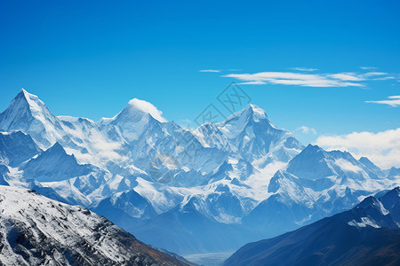 大雪覆盖下的山峰背景图片