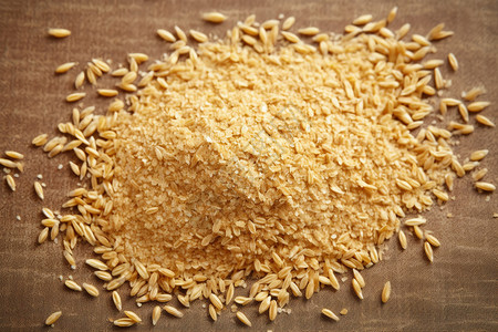大米胚芽桌子上的小麦背景