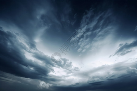 暴风雨前乌云密布的天空背景图片