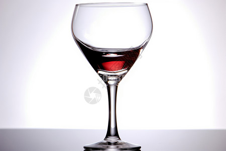 白色背景上的红酒杯背景图片