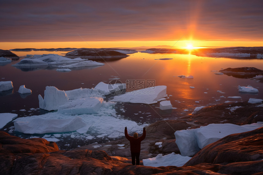 黄昏时分的北冰洋景观图片