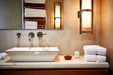 简洁设计的浴室图片