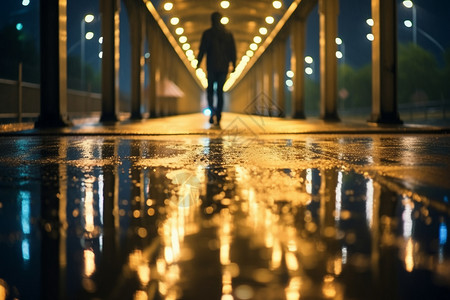 夜晚桥下独自行走的男子图片
