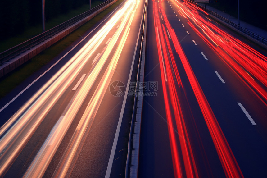夜晚城市中的高速公路图片