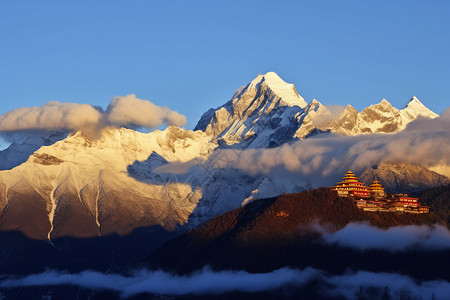 美丽香格里拉雪山中的飞来寺背景