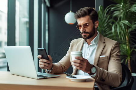 男子喝着咖啡看着电脑图片