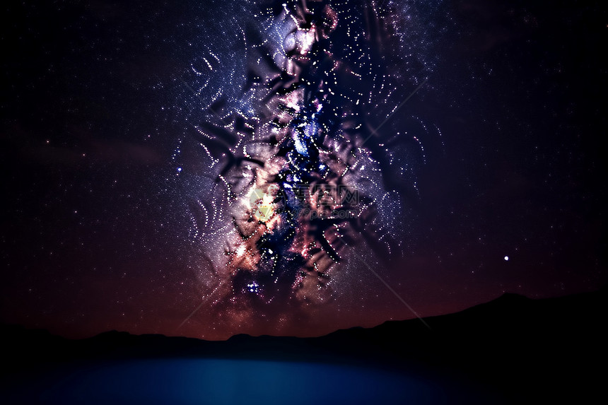 夜晚天空中美丽的星系图片
