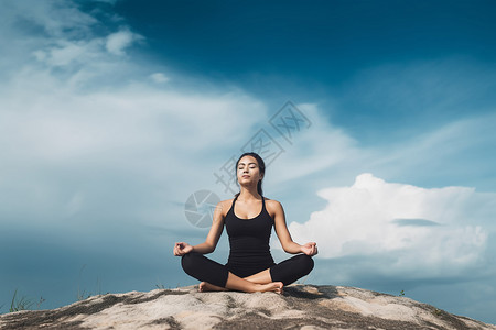 打坐的女孩瑜伽训练运动装背景