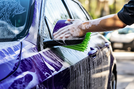 紫色窗户边框人工清洗汽车背景