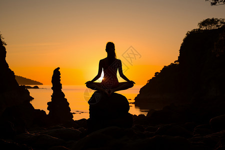 黄昏下练瑜伽的女子背景图片