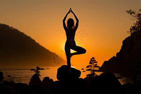 夕阳下练瑜伽的女性图片