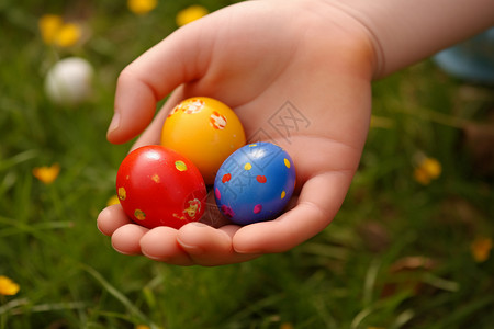 户外草地上的复活节彩蛋图片