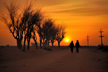 逆光沙漠行走的人图片
