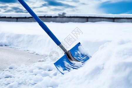 雪地里铲雪图片