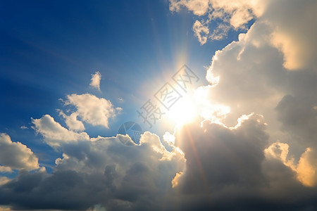 阳光穿过云层图片