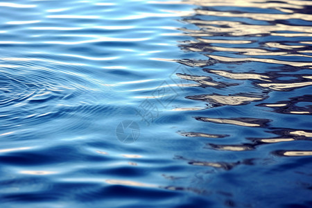 平静的蓝色水面图片