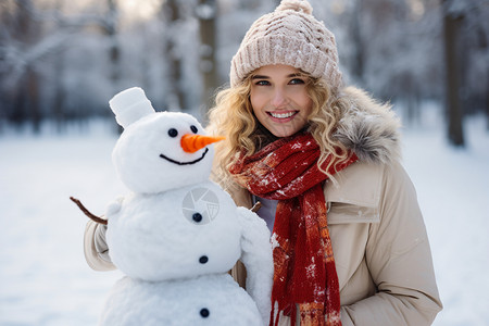 冬天堆雪人的女孩户外堆雪人的美女背景