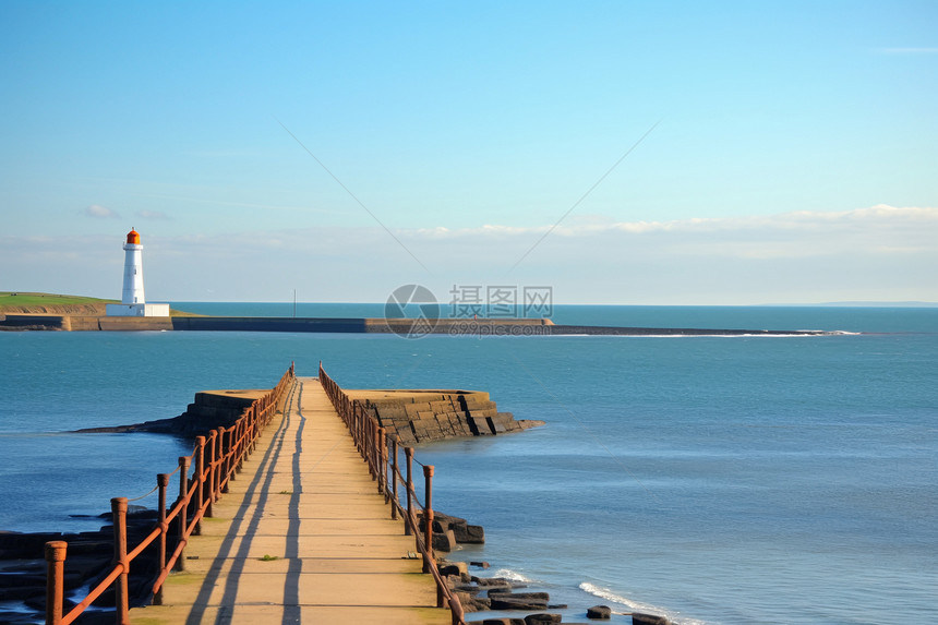 海岸的灯塔和美丽的风景图片