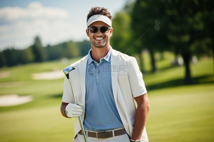 打高尔夫的男人图片