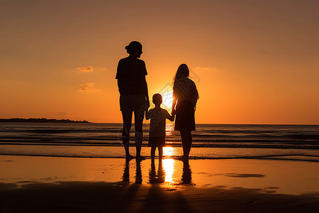 沙滩上的一家人海边的一家人剪影设计图片