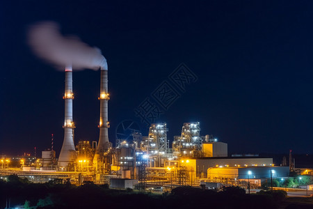 夜间工厂的气体排放图片
