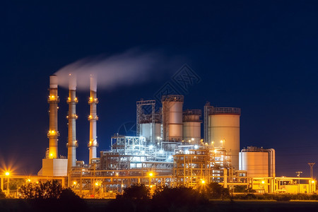 蒸汽涡轮机夜间工业工厂排放背景