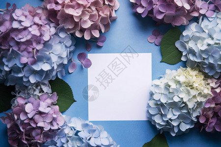紫色信纸美丽花朵包围着白色信纸背景