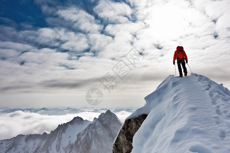 到达雪山顶峰的登山者高清图片