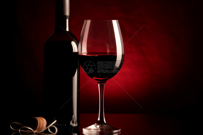 玻璃杯中的葡萄酒图片