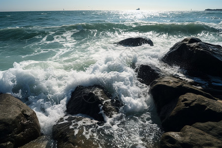 汹涌的海浪拍打在岩石上图片