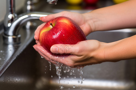 冲洗水果水槽中冲洗苹果背景