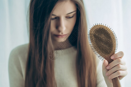 手中拿着梳子的女人图片