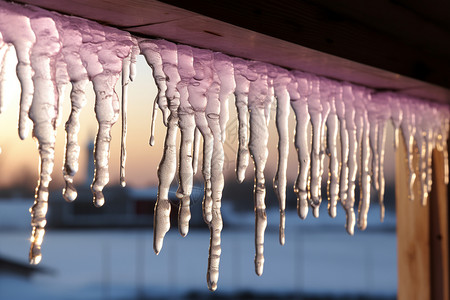 冬季窗沿上的冰柱图片
