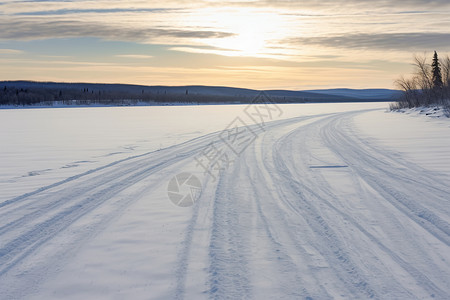 白色通道雪地上的道路痕迹背景