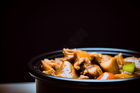 砂锅炖鸡肉砂锅里的鸡肉美食背景