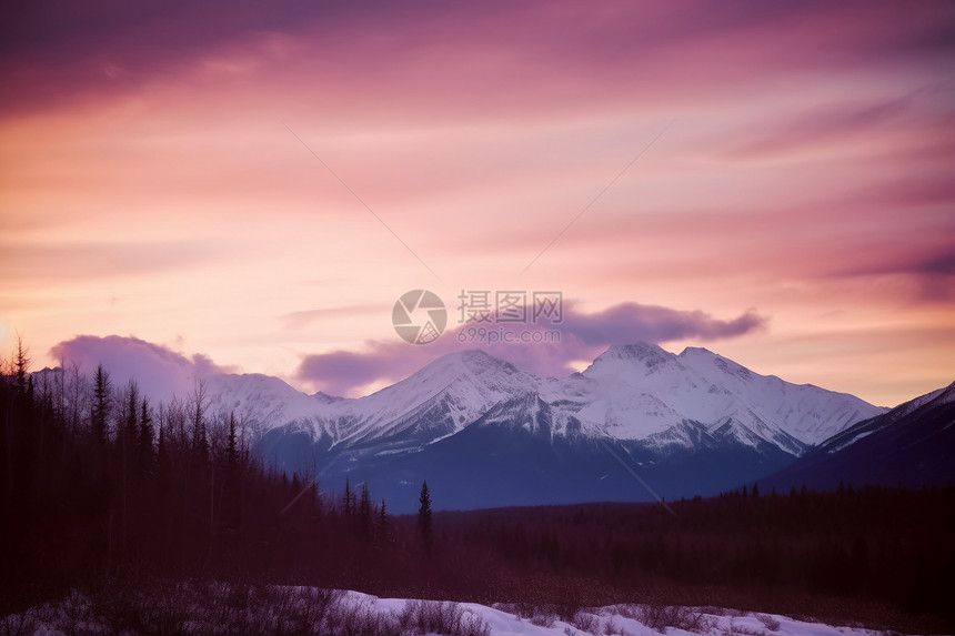 夕阳下的雪山图片