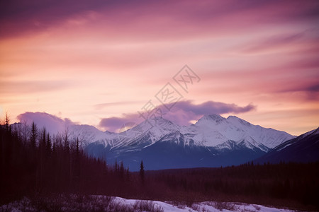 夕阳下的雪山背景图片