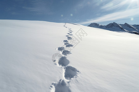 雪山脚印雪地探险背景