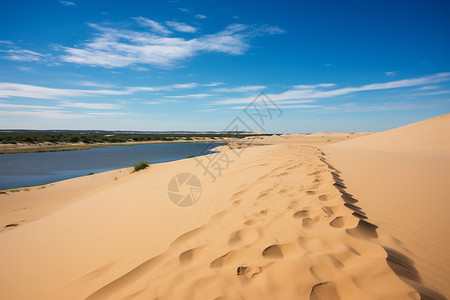 沙漠中的湖水背景图片
