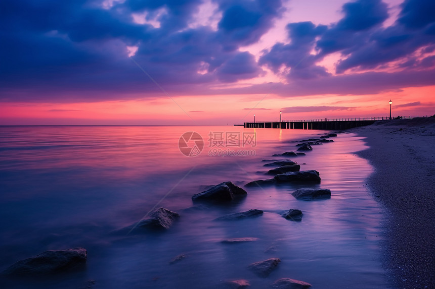 夏天紫色天空的海洋景观图片