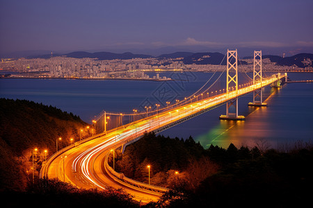 夜晚灯火透明的跨海大桥图片