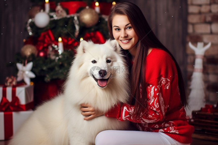 圣诞树前的女人和狗狗图片