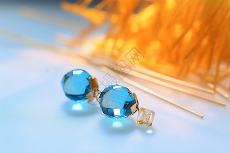 蓝色的水晶耳钉背景图片