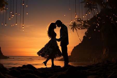 夕阳海滩边亲密的情侣高清图片