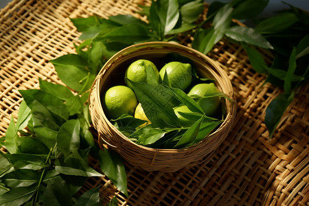 篮子中的柠檬和绿茶叶高清图片