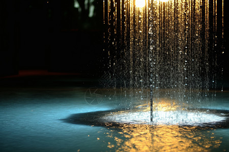 流水喷泉倾盆大雨飞溅设计图片