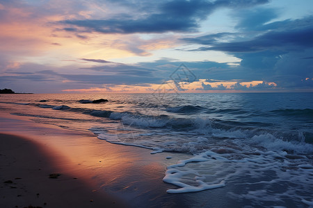 夕阳下的海岸线背景图片