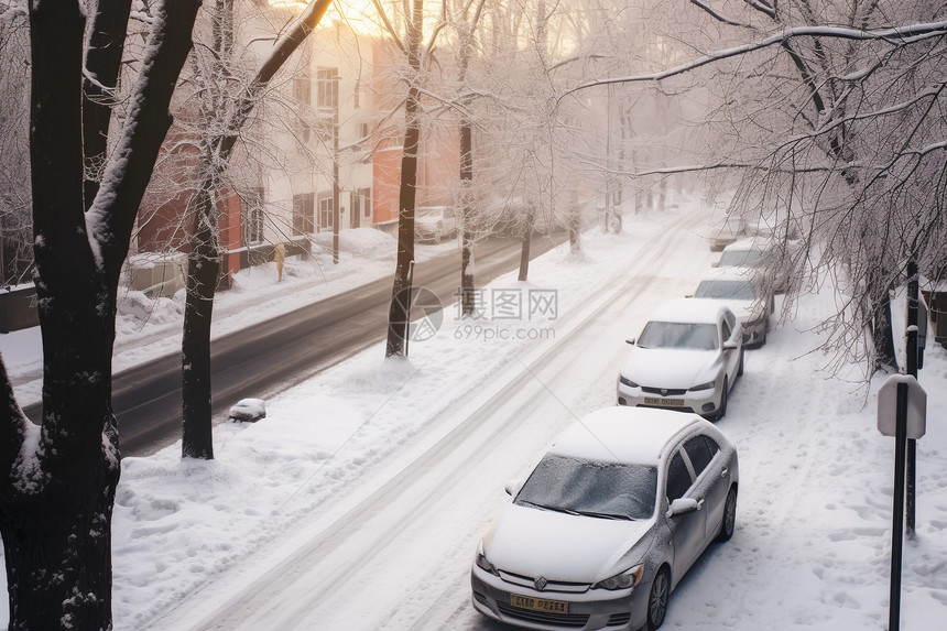 降雪后路上的汽车图片