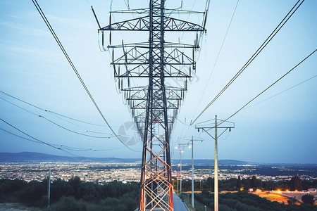 电力运输的高压电塔图片