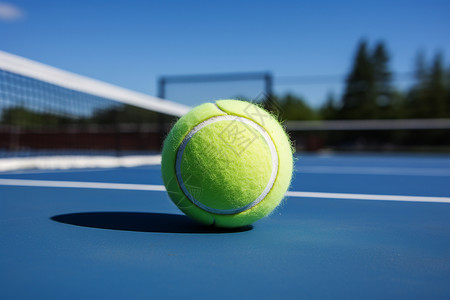 毛质在球场里的网球背景